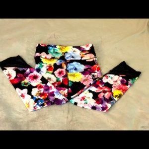 ✨NWOT✨Old Navy Active Capris